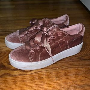 Steve Madden Bertie-V Sneakers